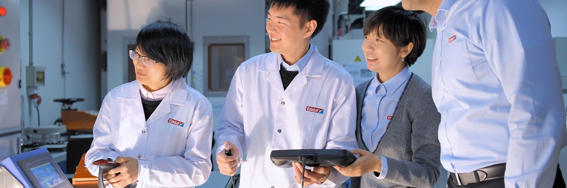 Nah am Kunden: Im Application Solution Center arbeiten tesa Forscher zusammen mit Industriekunden an der Weiterentwicklung von Produkten. Der Technologiekonzern verfügt über drei derartige Einrichtungen in China, den USA und im Headquarter.
(Foto: tesa SE. Alle Rechte vorbehalten)