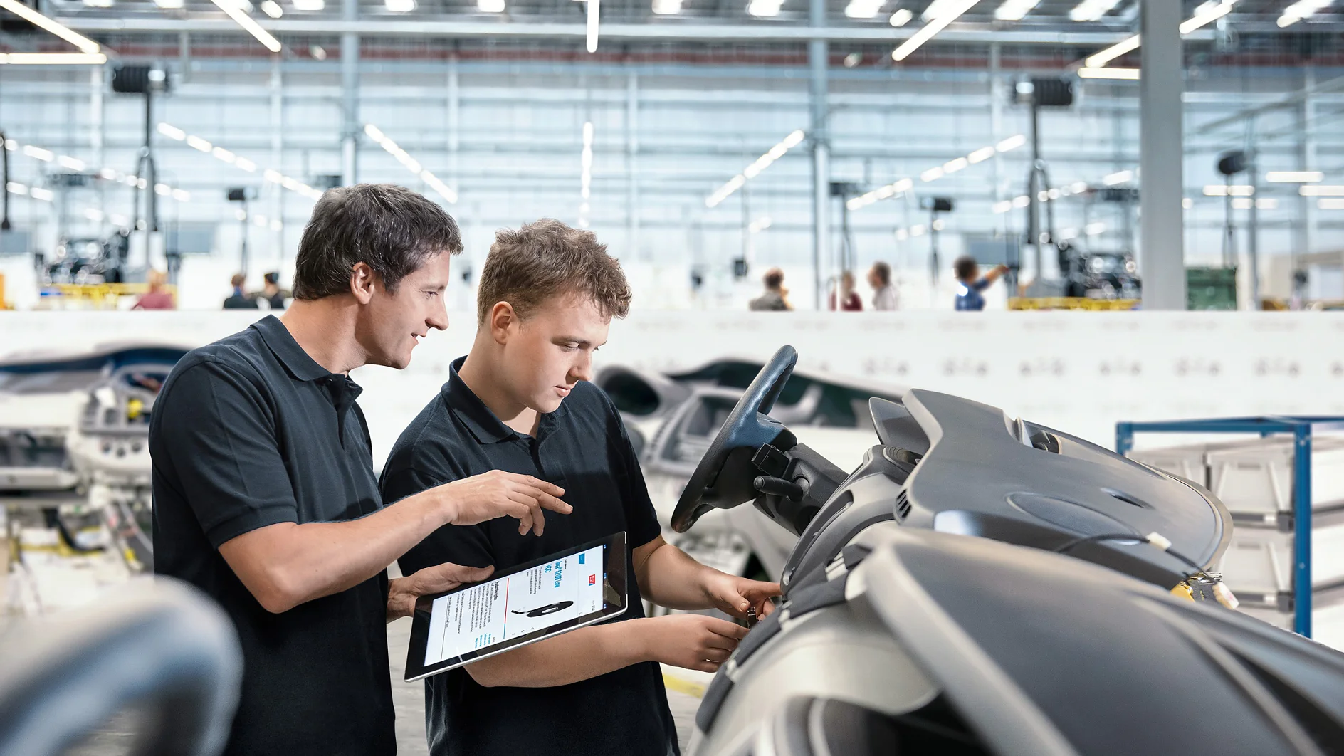 Kleiner Stapel von Produkten in Kartons, aufgeschichtet auf einem Paletten-Handhubwagen im Ladetor eines Auslieferungslagers.