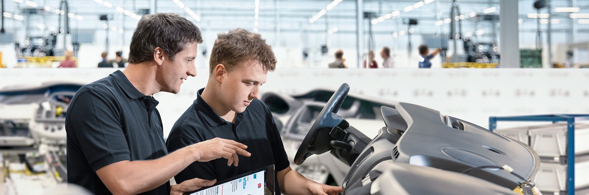 Kleiner Stapel von Produkten in Kartons, aufgeschichtet auf einem Paletten-Handhubwagen im Ladetor eines Auslieferungslagers.