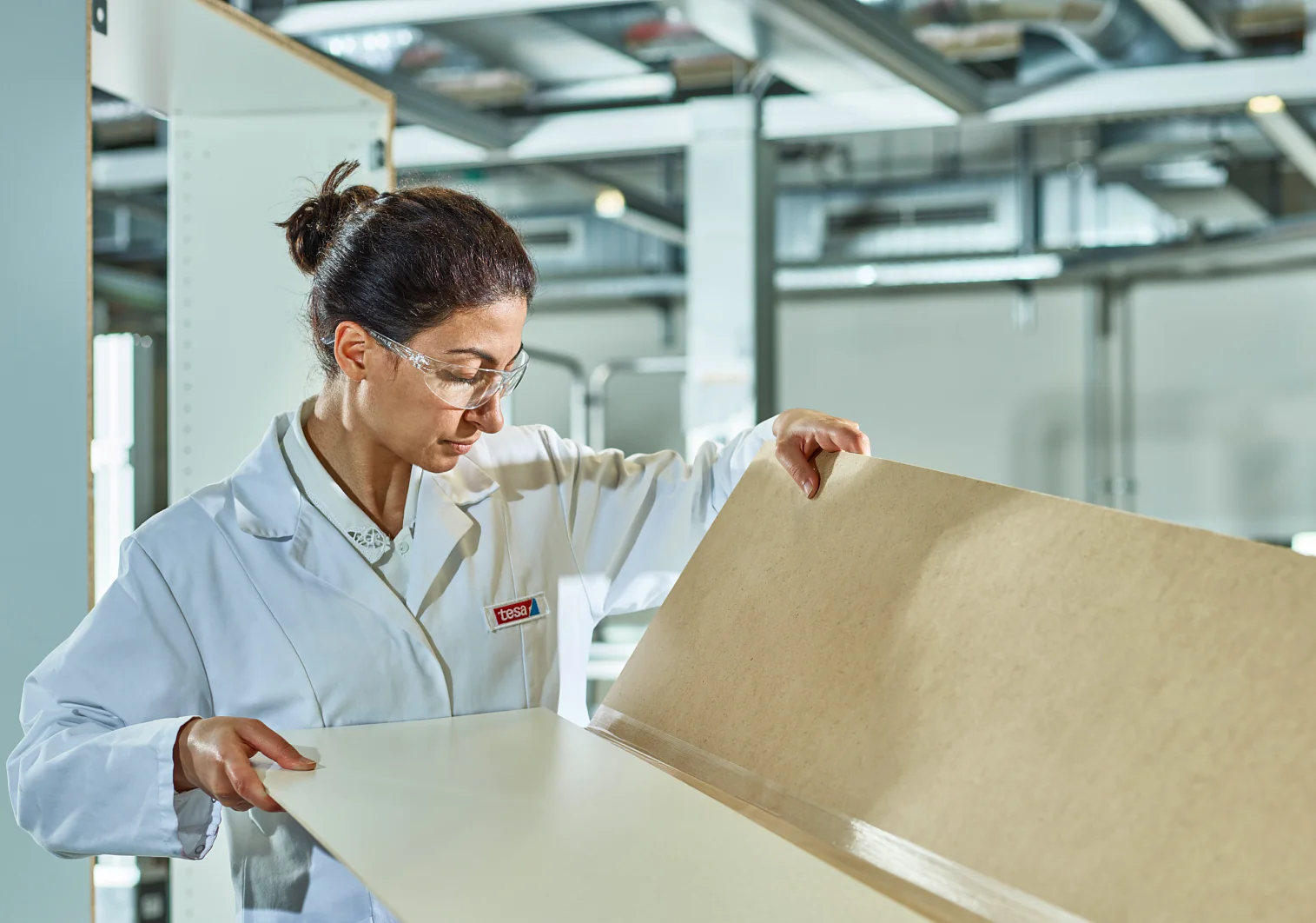 Spleißen einer Schrankrückwand in der Möbelindustrie