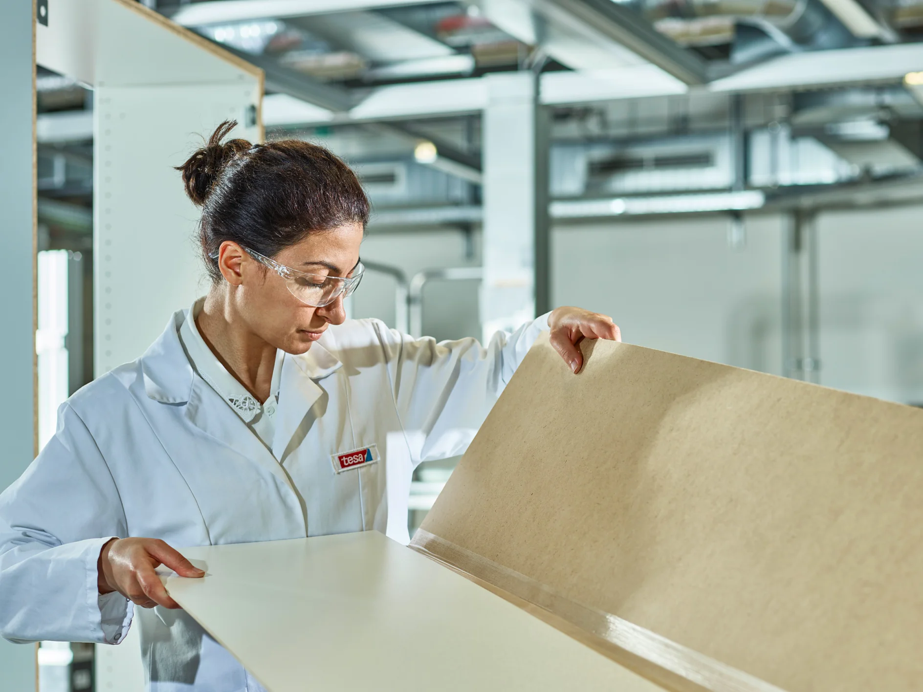 Spleißen einer Schrankrückwand in der Möbelindustrie