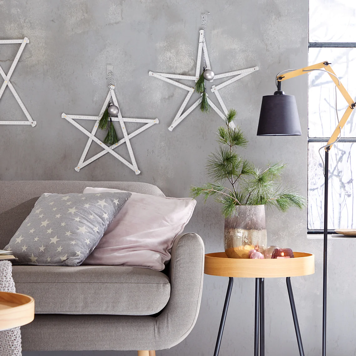 Wir haben es immer geahnt: Zollstöcke können mehr, als nur abmessen. Zum Stern gefaltet und festlich geschmückt, machen sie sich auch sehr gut als Weihnachtsdeko an der Wand!