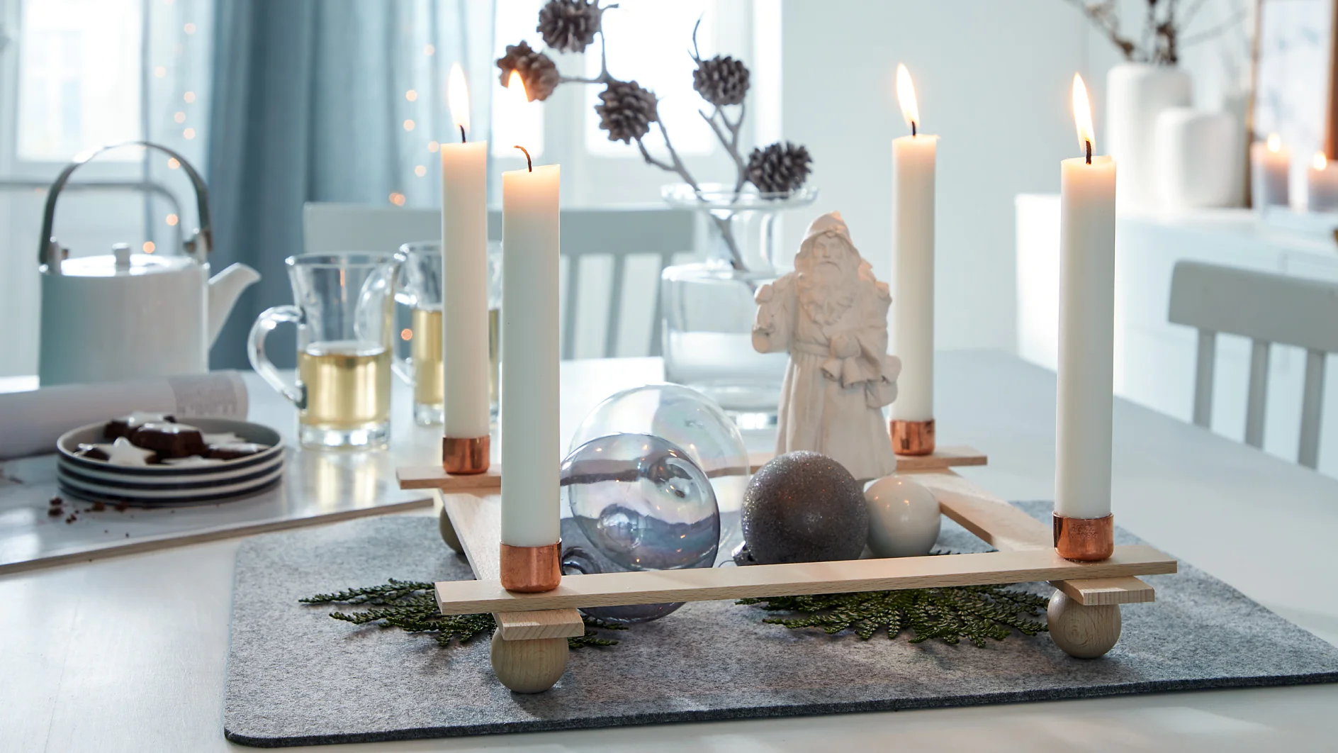 Hat man die Zutaten im gut sortierten Baumarkt zusammengesucht, wird aus Leisten, Kupferkappen, Holzkugeln und etwas tesa® Bastelkleber ruck, zuck ein hübsch-puristischer Adventskranz, der ewig hält.