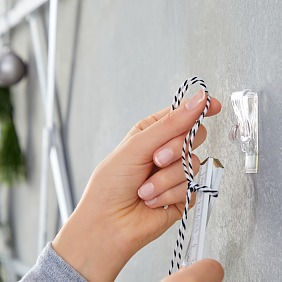 Deco Haken nach Anleitung auf der Verpackung an der Wand befestigen. Ein Stück Kordel am Stern festknoten und ihn daran aufhängen.