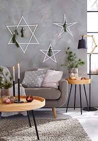 Wir haben es immer geahnt: Zollstöcke können mehr, als nur abmessen. Zum Stern gefaltet und festlich geschmückt, machen sie sich auch sehr gut als Weihnachtsdeko an der Wand!