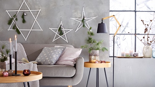 Wir haben es immer geahnt: Zollstöcke können mehr, als nur abmessen. Zum Stern gefaltet und festlich geschmückt, machen sie sich auch sehr gut als Weihnachtsdeko an der Wand!