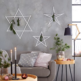 Wir haben es immer geahnt: Zollstöcke können mehr, als nur abmessen. Zum Stern gefaltet und festlich geschmückt, machen sie sich auch sehr gut als Weihnachtsdeko an der Wand!