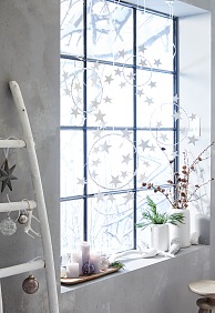 Für diese Fensterkränze holen wir zwar nicht die Sterne vom Himmel, aber basteln ihre stilisierten Ebenbilder aus Papier, um sie dann an Metallringen zu befestigen und ins Fenster zu hängen – fertig ist eine ganz und gar himmlische Dekoration!