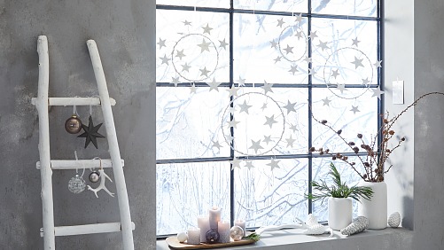 Für diese Fensterkränze holen wir zwar nicht die Sterne vom Himmel, aber basteln ihre stilisierten Ebenbilder aus Papier, um sie dann an Metallringen zu befestigen und ins Fenster zu hängen – fertig ist eine ganz und gar himmlische Dekoration!