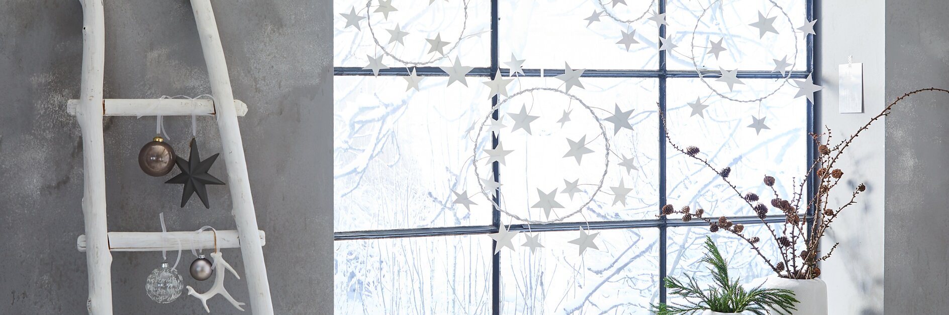 Für diese Fensterkränze holen wir zwar nicht die Sterne vom Himmel, aber basteln ihre stilisierten Ebenbilder aus Papier, um sie dann an Metallringen zu befestigen und ins Fenster zu hängen – fertig ist eine ganz und gar himmlische Dekoration!