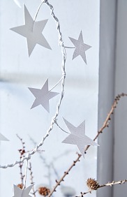 Für diese Fensterkränze holen wir zwar nicht die Sterne vom Himmel, aber basteln ihre stilisierten Ebenbilder aus Papier, um sie dann an Metallringen zu befestigen und ins Fenster zu hängen – fertig ist eine ganz und gar himmlische Dekoration!
