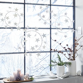 Für diese Fensterkränze holen wir zwar nicht die Sterne vom Himmel, aber basteln ihre stilisierten Ebenbilder aus Papier, um sie dann an Metallringen zu befestigen und ins Fenster zu hängen – fertig ist eine ganz und gar himmlische Dekoration!