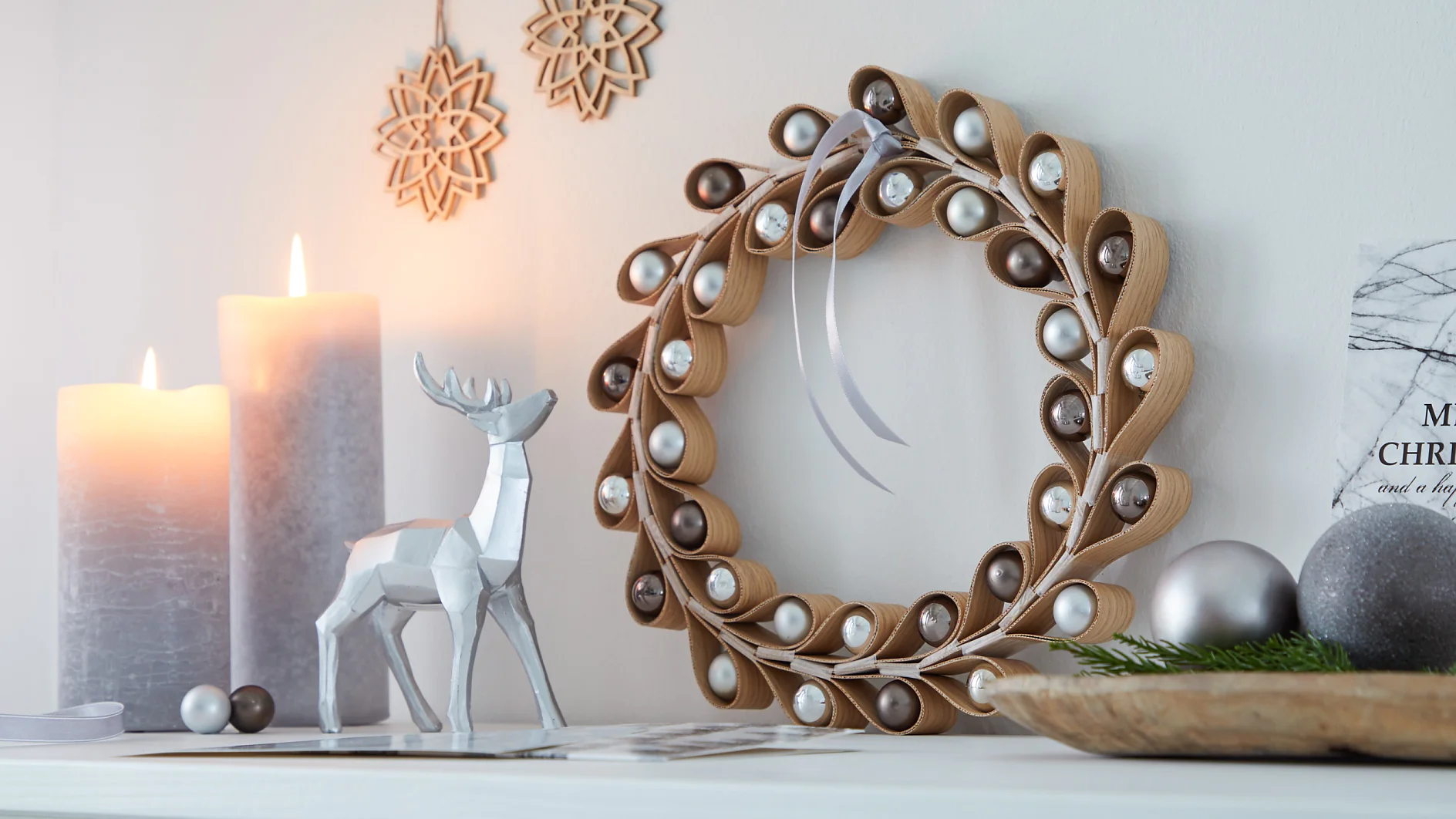 Kantenumleimer in Eicheoptik gibt den glänzenden Weihnachtsbaumkugeln hier auf ungewöhnliche Weise Halt – und macht dabei eine richtig gute Figur!