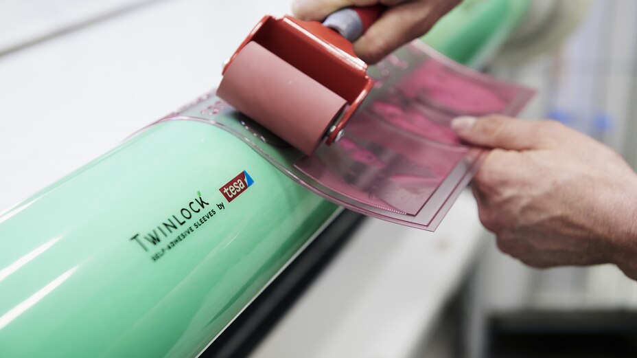 tesa® Twinlock Klischeemontage Mit tesa® Twinlock montieren Sie Ihre Klischees schnell und kostengünstig auf unseren innovativen Sleeves.
