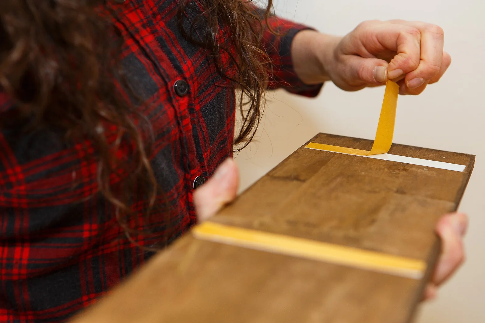 Verklebung von Wandpaneelen aus Echtholz mit tesa