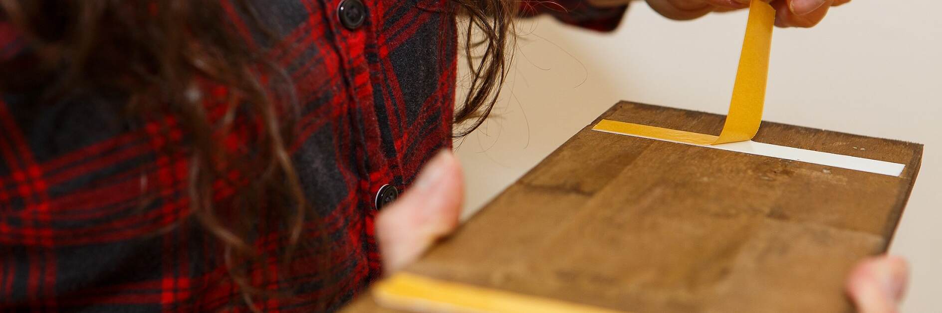 Verklebung von Wandpaneelen aus Echtholz mit tesa