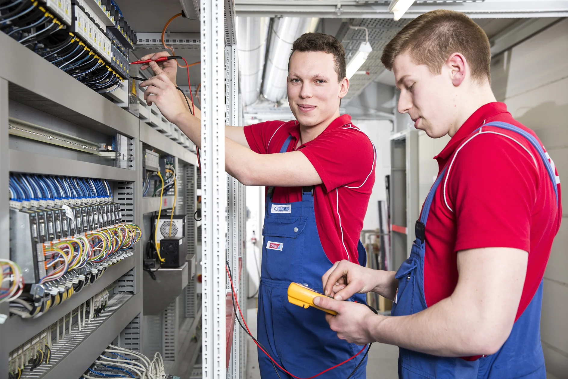 Spannende Einblicke in die weiteren tesa Produktionsstätten runden deine Ausbildung ab.