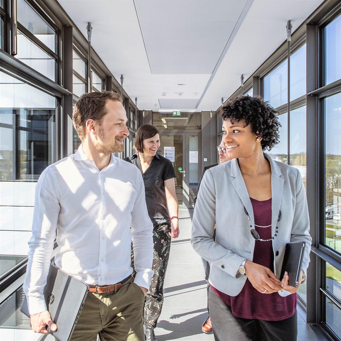Die tesa Young Connection hilft Ihnen, das Unternehmen schnell kennenzulernen und sich über alle tesa Standorte hinweg zu vernetzen. Die tesa Young Connection hilft Ihnen, das Unternehmen schnell kennenzulernen und sich über alle tesa Standorte hinweg zu vernetzen.