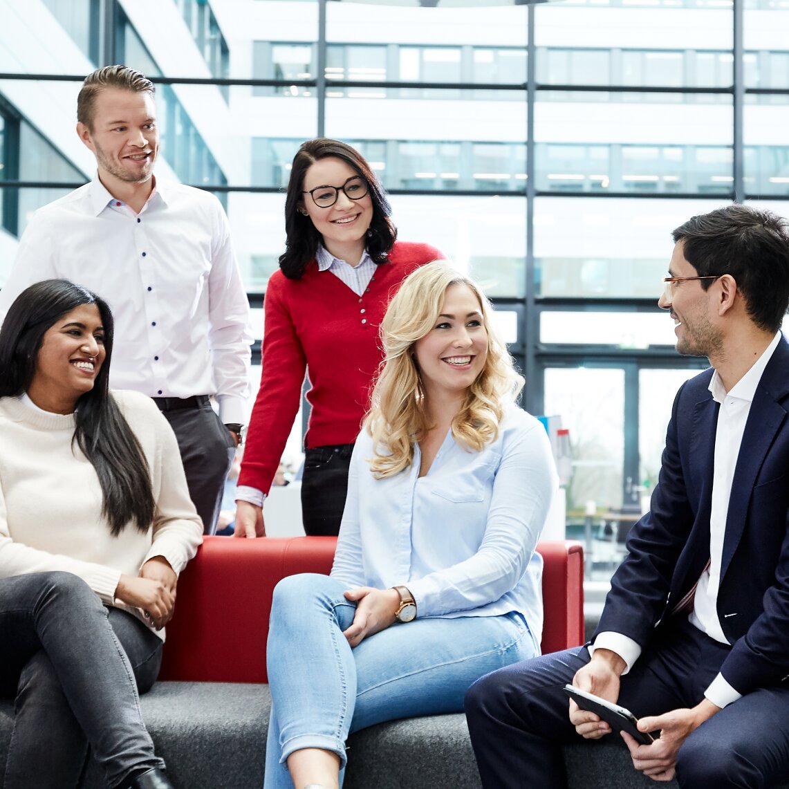 Als PraktikantIn oder WerkstudentIn bei tesa werden Sie durch gemeinsame Aktivitäten schnell in die Students Community integriert. Als PraktikantIn oder WerkstudentIn bei tesa werden Sie durch gemeinsame Aktivitäten schnell in die Students Community integriert.