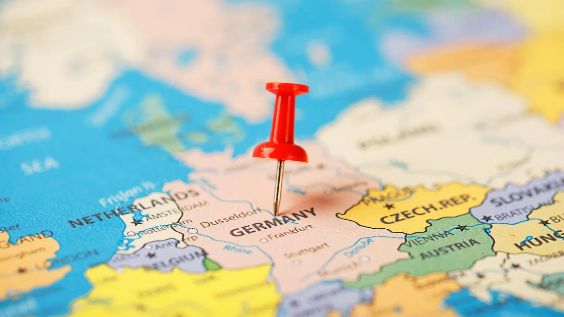Auf einer Europakarte ist eine rote Stecknadel zu sehen, die einen Ort in Deutschland markiert. Umliegende Länder wie die Niederlande, die Tschechische Republik und Österreich sind sichtbar. Großstädte wie Düsseldorf und Frankfurt sind in der Nähe markiert. (This text has been generated by AI)