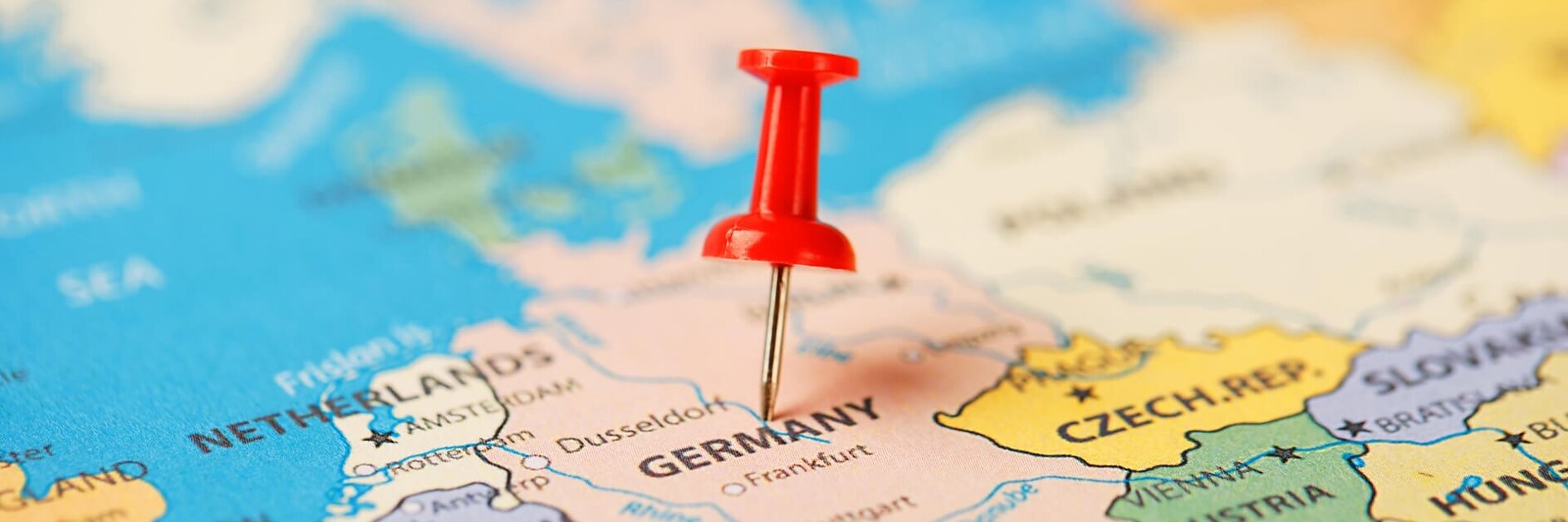 Auf einer Europakarte ist eine rote Stecknadel zu sehen, die einen Ort in Deutschland markiert. Umliegende Länder wie die Niederlande, die Tschechische Republik und Österreich sind sichtbar. Großstädte wie Düsseldorf und Frankfurt sind in der Nähe markiert. (This text has been generated by AI)