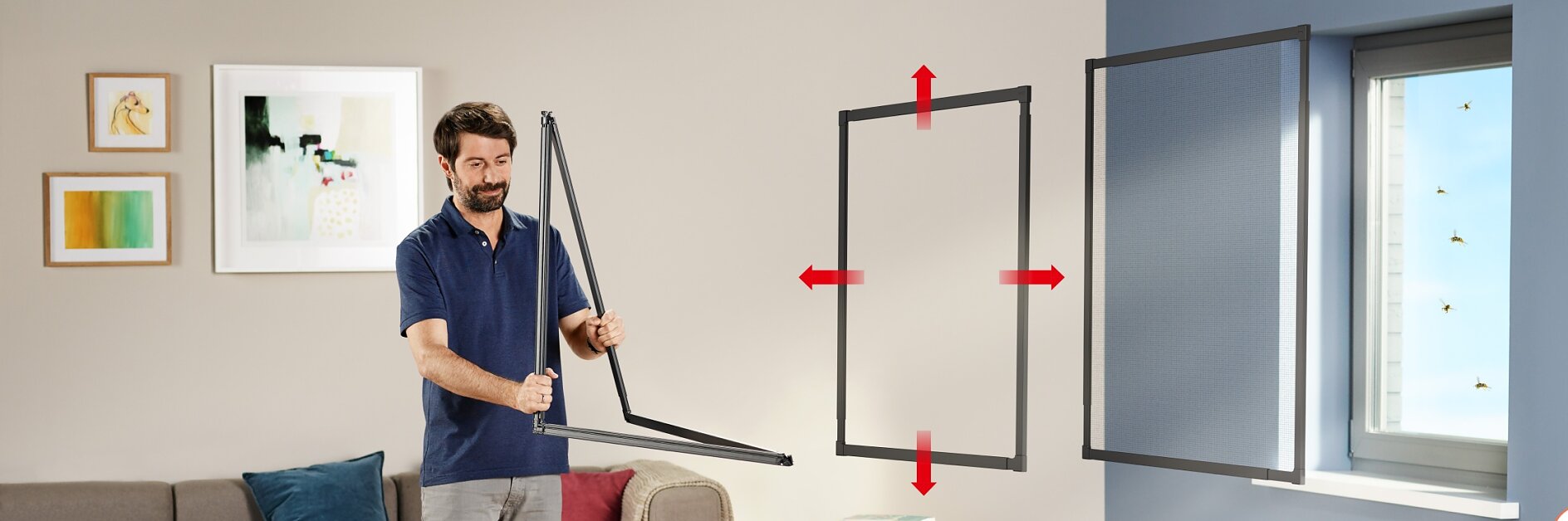 Ein Mann steht in einem Wohnzimmer und hält ein Fliegengitter in der Hand. Er blickt auf eine Wand mit offenem Fenster und einer Abbildung, die zeigt, wie man das Fliegengitter mit Tesa-Klebeband anbringt. Im Hintergrund sind ein Sofa, ein Kunstwerk und ein Korb zu sehen. In der unteren rechten Ecke ist ein Plus X Award-Logo zu sehen. (This text has been generated by AI)