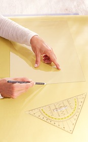 Papier im Maß des Plexiglases + rundherum 5 cm zuschneiden.