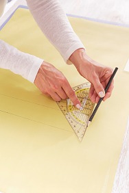 Papier im Maß des Plexiglases + rundherum 5 cm zuschneiden.