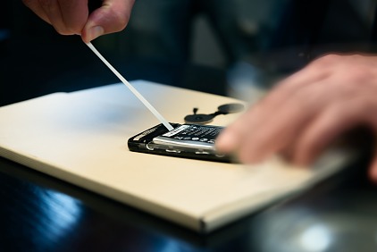 Zu den innovativen Produkten für Kunden aus der Elektronikindustrie zählt tesa Bond & Detach. Mit den patentierten Klebestreifen lassen sich Akkus fest im Gehäuse von Smartphones fixieren und rückstandsfrei wieder entfernen.