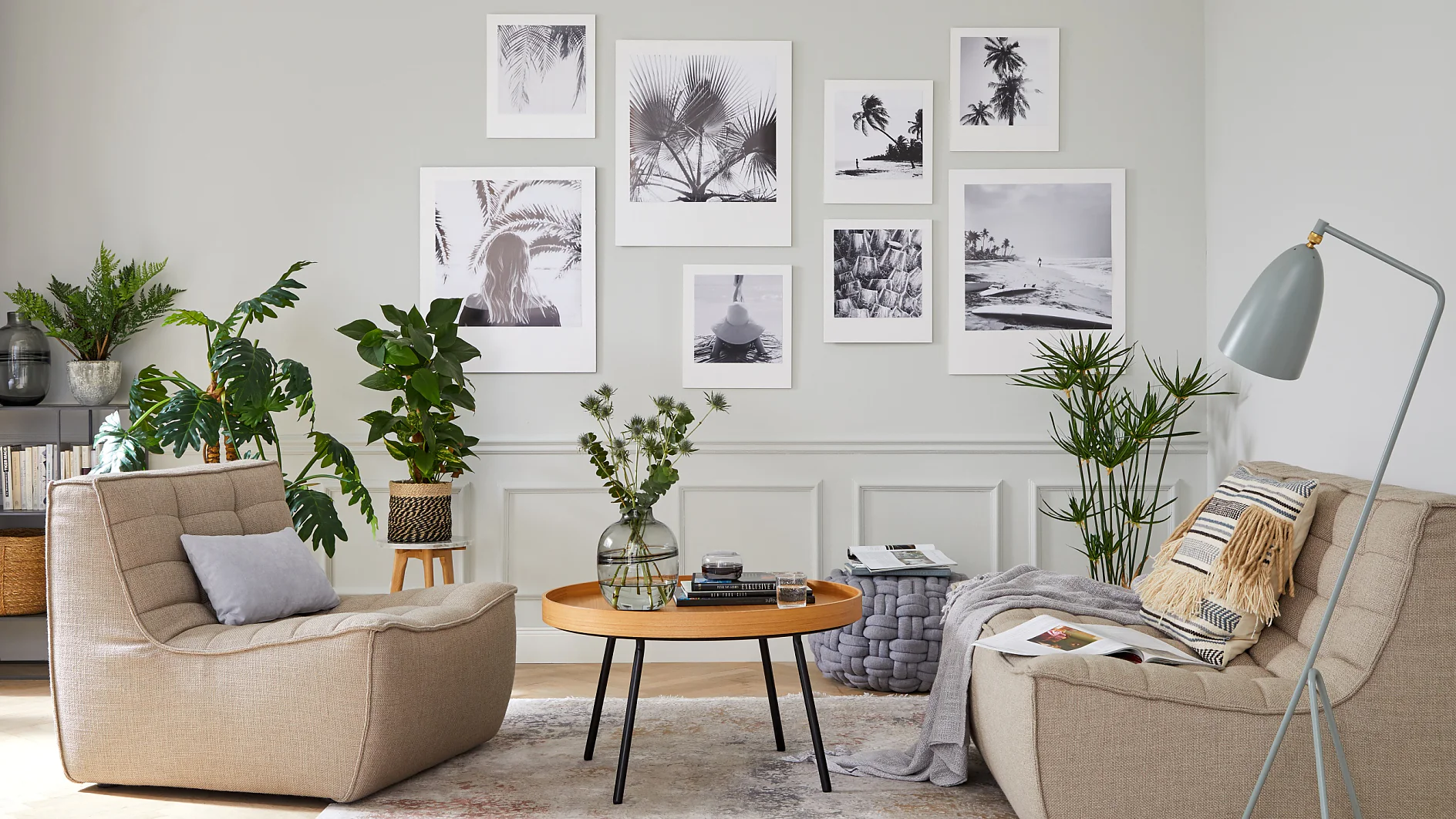 So eine Bilderwand ist ein prima Platz, um die schönsten Ferienfotos in Szene zu setzen. Frei nach dem Motto „Kunst kommt von Können“ sieht das besonders gut aus, wenn Sie sich auf ein Motiv konzentrieren und die Bilder in Schwarz-Weiß ausdrucken lassen.