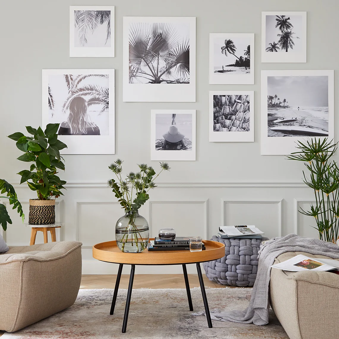 So eine Bilderwand ist ein prima Platz, um die schönsten Ferienfotos in Szene zu setzen. Frei nach dem Motto „Kunst kommt von Können“ sieht das besonders gut aus, wenn Sie sich auf ein Motiv konzentrieren und die Bilder in Schwarz-Weiß ausdrucken lassen.