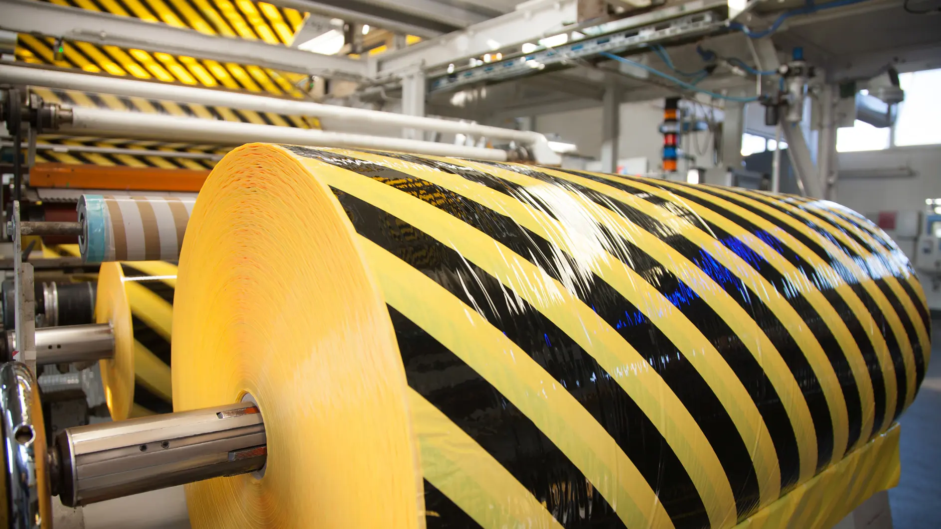 Im tesa Werk Offenburg, dem volumenmäßig größten Produktionsstandort im tesa Konzern, werden mehr als 2000 verschiedene Artikel gefertigt. Besonders nachgefragt sind gegenwärtig die aufmerksamkeitsstarken Warnklebebänder.