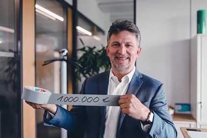 Dr. Norman Goldberg mit dem "Spendenscheck" im tesa Stil