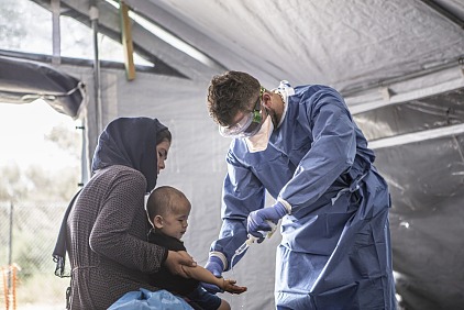 Das medizinische Fachpersonal von Ärzte ohne Grenzen arbeitet in Moria in voller Schutzausrüstung. Aufgrund der COVID-19-Pandemie hat ÄoG seine Abläufe und Vorgänge angepasst, um die Sicherheit von Patienten und Personal zu gewährleisten. In der Kinderklinik außerhalb des Flüchtlingslagers Moria durchlaufen Patienten (Kinder und schwangere Frauen) ein erstes Screening. Wenn sie Atemprobleme oder Fieber haben, werden sie in einen anderen Bereich weitergeleitet, wo ein Team sie ohne physischen Kontakt in voller Sicherheit untersuchen kann, da diese Symptome auf COVID-19 hinweisen können. Wenn ein Patient mit diesen Symptomen genauer untersucht werden muss, behandeln die Teams den Patienten in voller Schutzausrüstung.