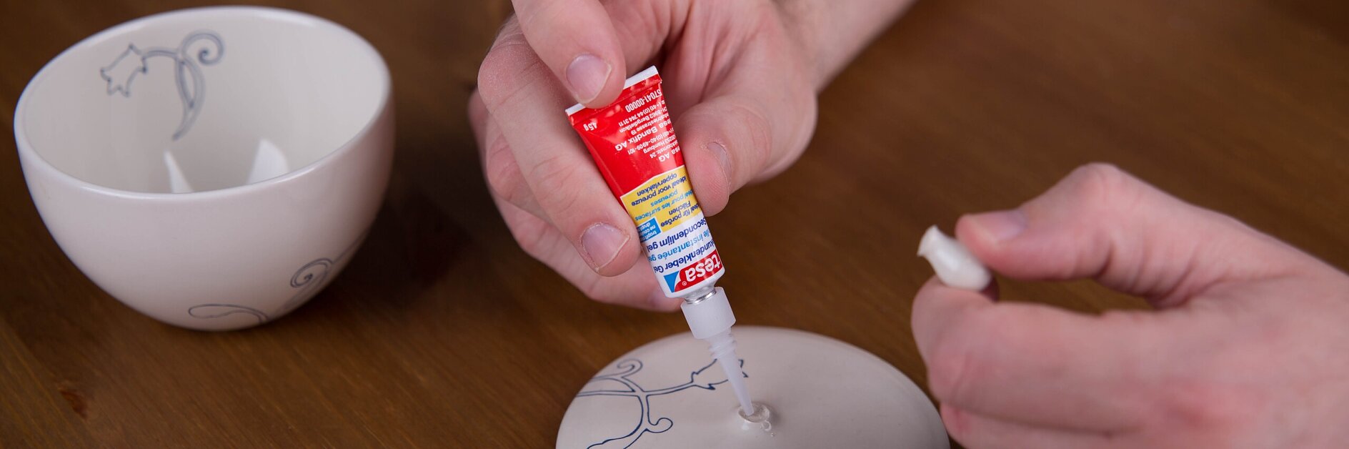 [en-en] tesa Instant Glue