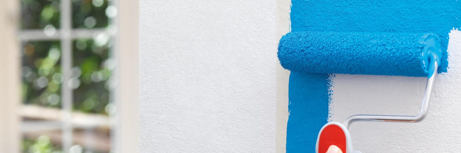 4. Dann die Farbe gleichmäßig mit der Rolle auf der Wandfläche auftragen.