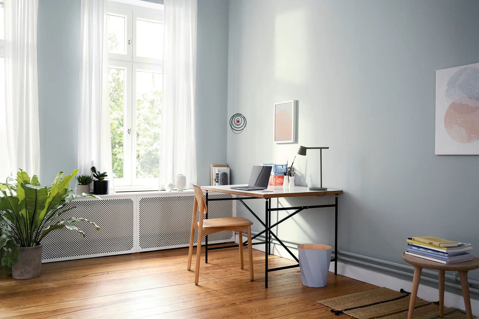 Home-Office-Lösungen - Teaser: Ein Schreibtisch steht an einer Wand mit Utensilien-Wandgitter.