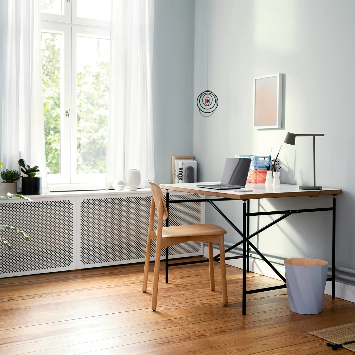 Home-Office-Lösungen - Teaser: Ein Schreibtisch steht an einer Wand mit Utensilien-Wandgitter.