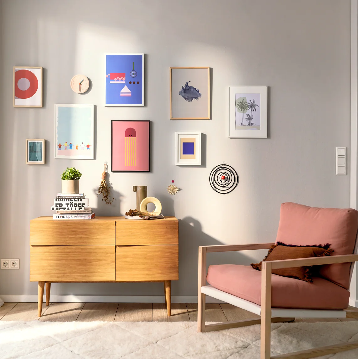 Bilder aufhängen – Wohnzimmerwand mit Bilderrahmen