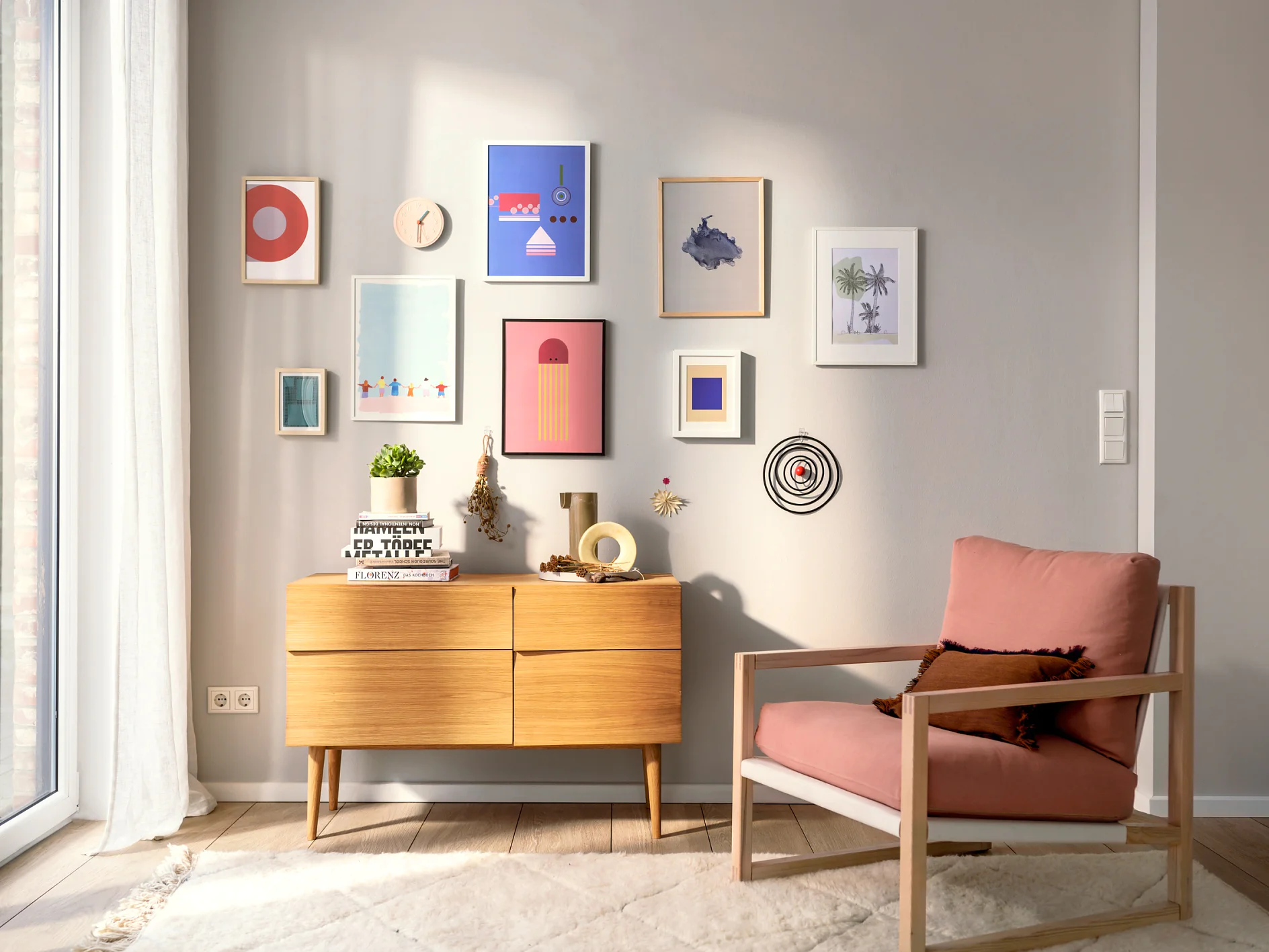Bilder aufhängen – Wohnzimmerwand mit Bilderrahmen