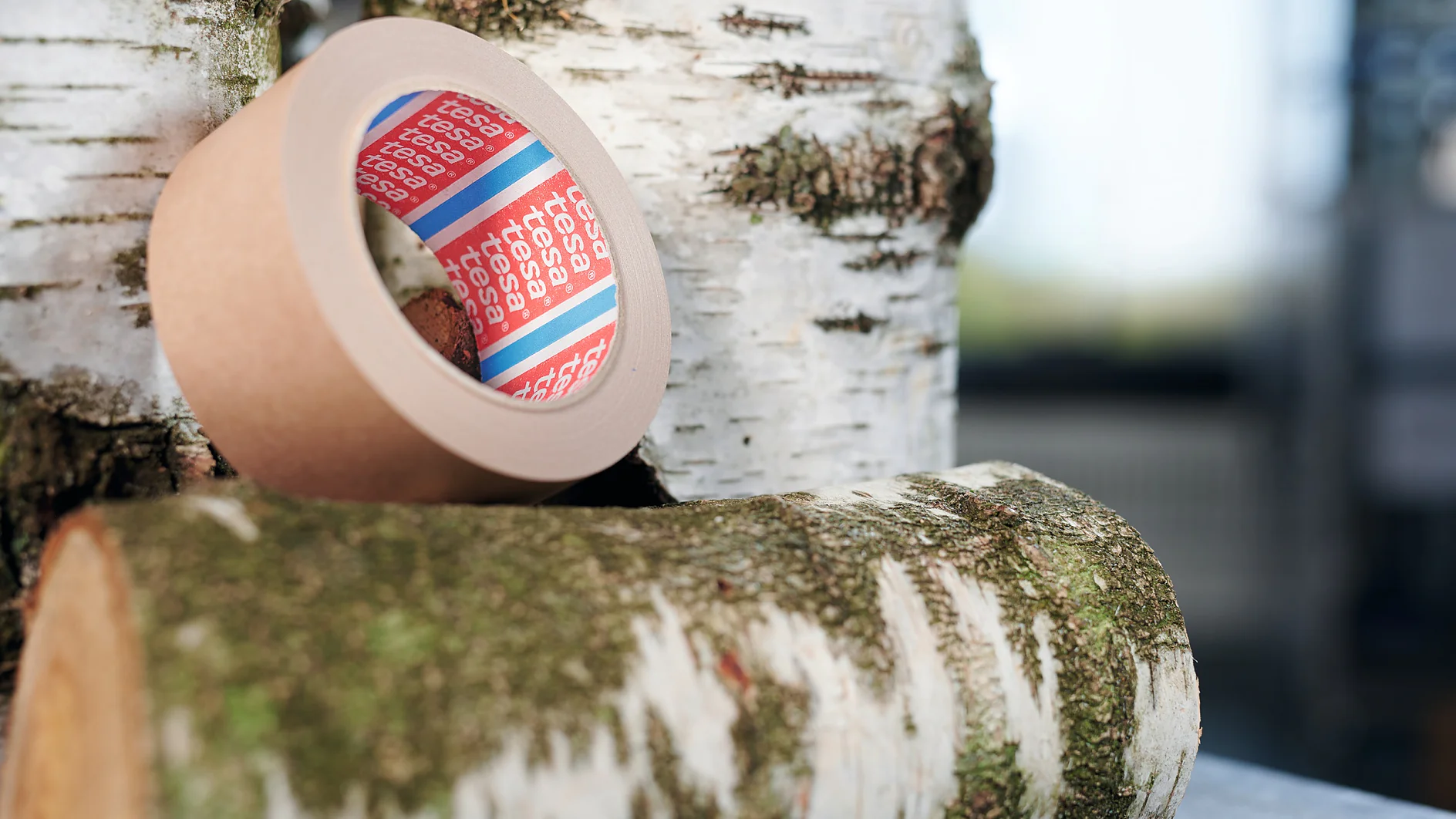 Sustainable packaging tapes can simply be recycled together with other cardboard packaging. A good example is the new tesa paper tape based on a natural rubber adhesive with FSC certification.