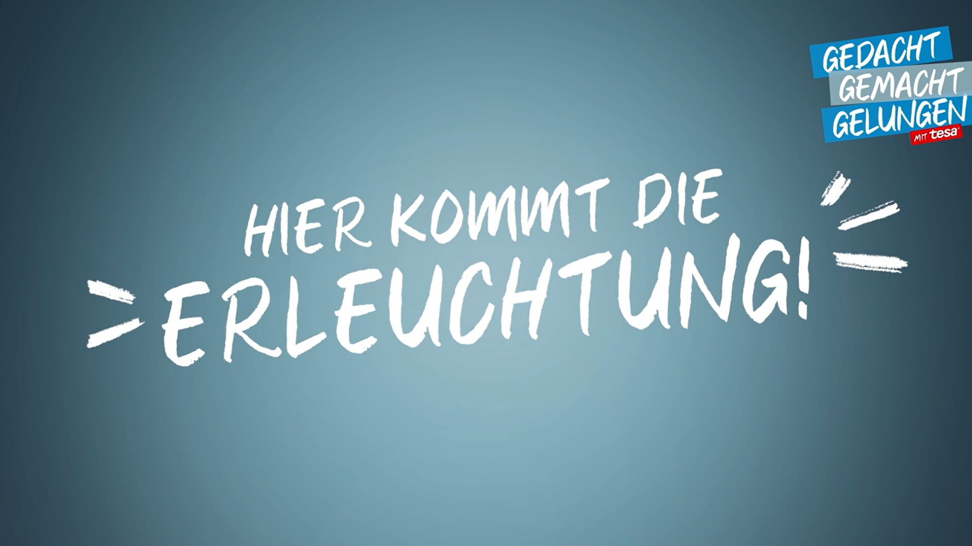 Wie kann man Bilder beleuchten und ausgefallene Beleuchtungsideen umsetzen? Wir von tesa® zeigen es dir. In diesem Video lernst du coole Wohnzimmer-Beleuchtungsideen und Deko mit Lichterketten kennen. Indirektes Licht kannst du zum Beispiel nutzen, um deine Bilder auf einer Leiste stimmungsvoll in Szene zu setzen. Und das Beste daran: Auf Hammer, Bohrmaschine oder Nägel kannst du bequem und guten Gewissens verzichten, denn tesa® hilft dir beim einfachen Befestigen – ganz ohne komplizierte Montage!