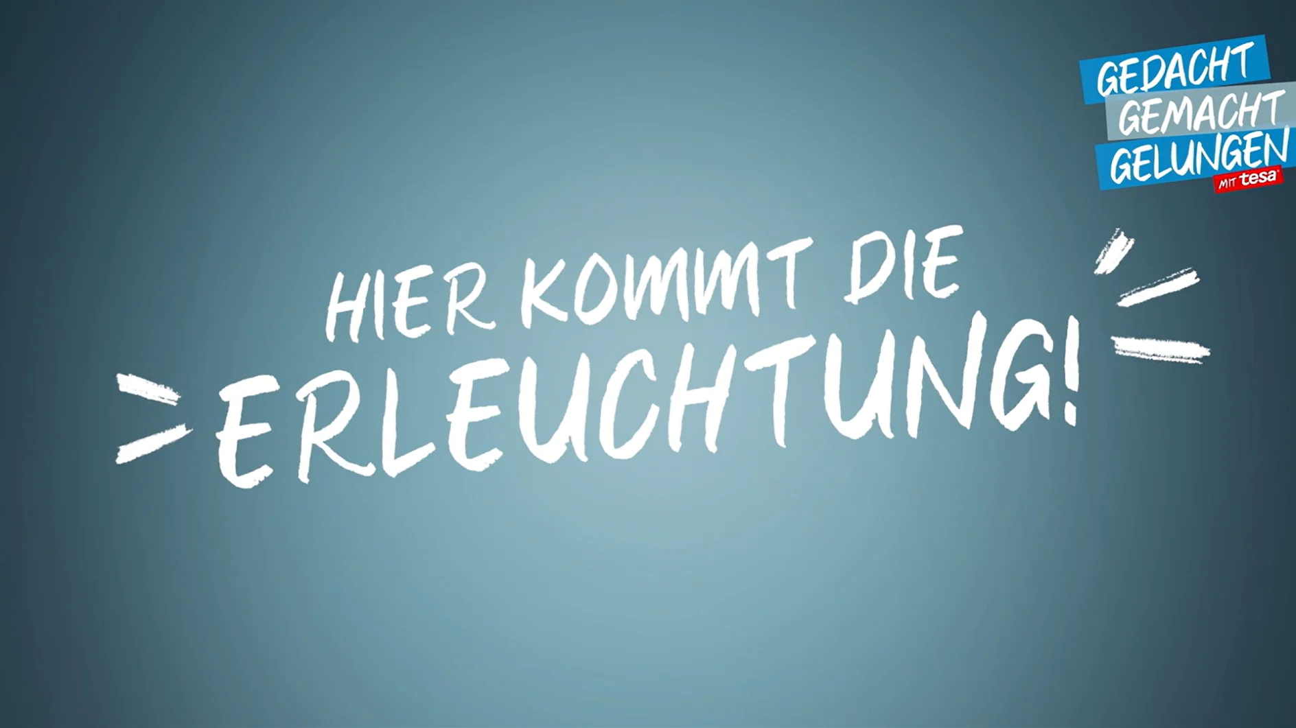 Wie kann man Bilder beleuchten und ausgefallene Beleuchtungsideen umsetzen? Wir von tesa® zeigen es dir. In diesem Video lernst du coole Wohnzimmer-Beleuchtungsideen und Deko mit Lichterketten kennen. Indirektes Licht kannst du zum Beispiel nutzen, um deine Bilder auf einer Leiste stimmungsvoll in Szene zu setzen. Und das Beste daran: Auf Hammer, Bohrmaschine oder Nägel kannst du bequem und guten Gewissens verzichten, denn tesa® hilft dir beim einfachen Befestigen – ganz ohne komplizierte Montage!