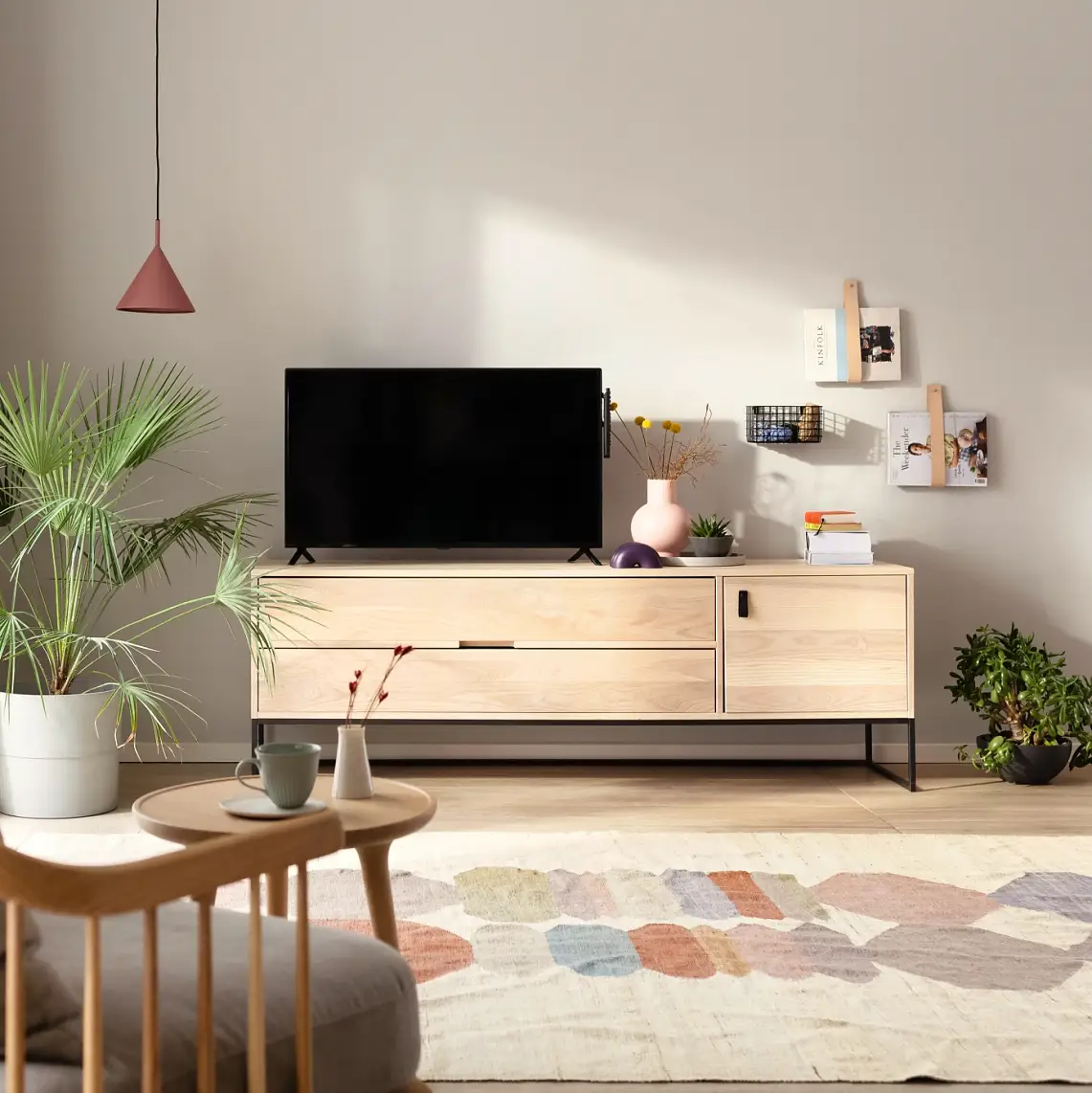 Aufräumen - Teaser: Ordentliches Wohnzimmer mit Fernseher auf Lowboard und Palme.