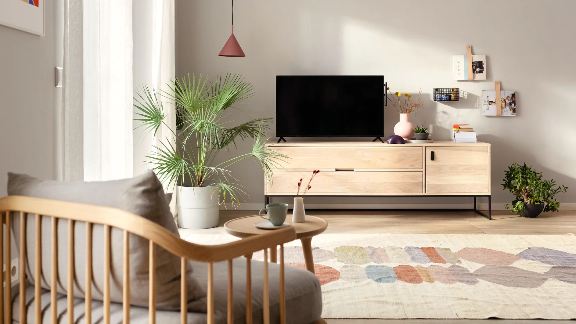 Aufräumen - Teaser: Ordentliches Wohnzimmer mit Fernseher auf Lowboard und Palme.