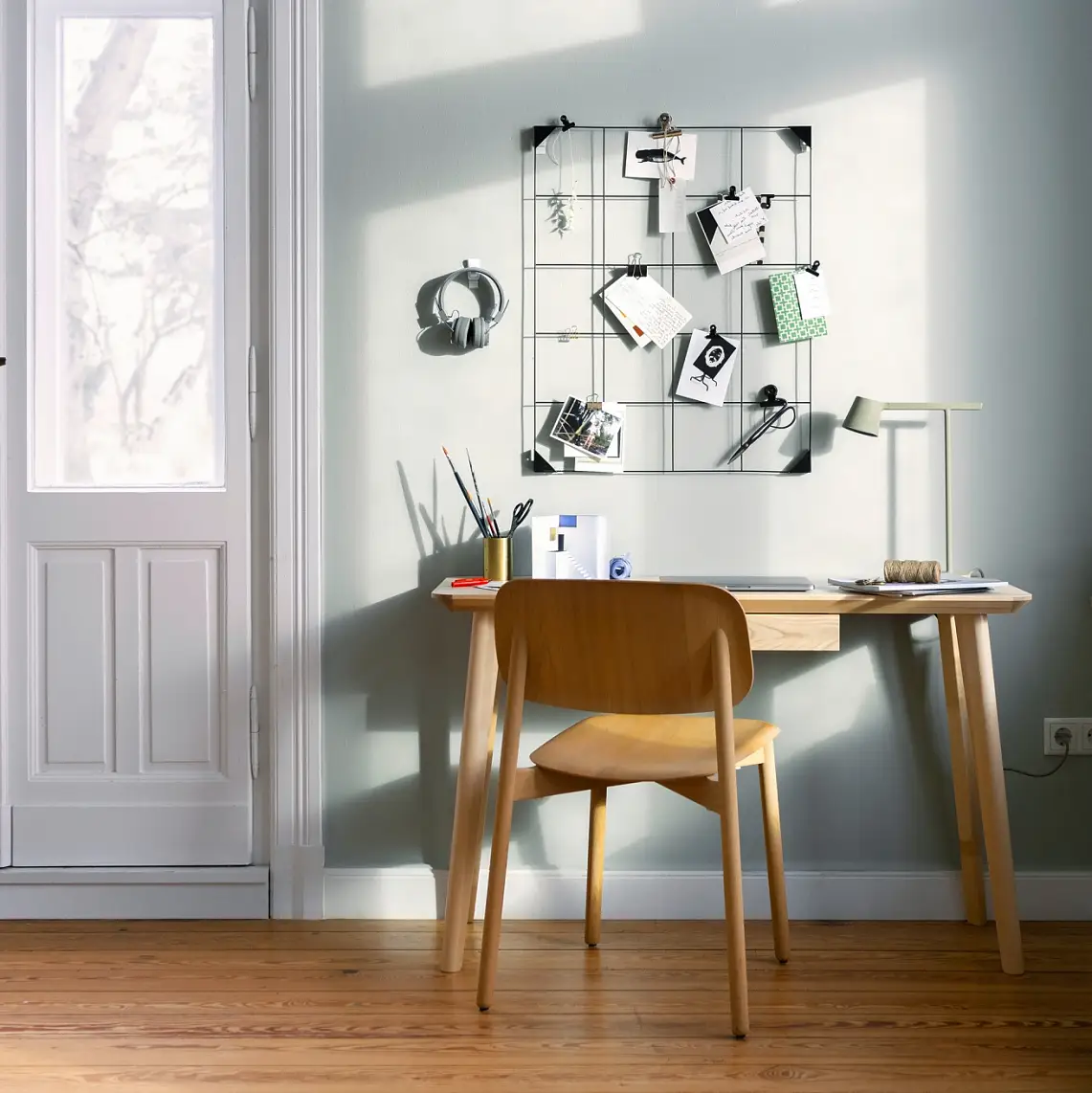 Home-Office-Lösungen - Teaser: Ein Schreibtisch steht an einer Wand mit Utensilien-Wandgitter.