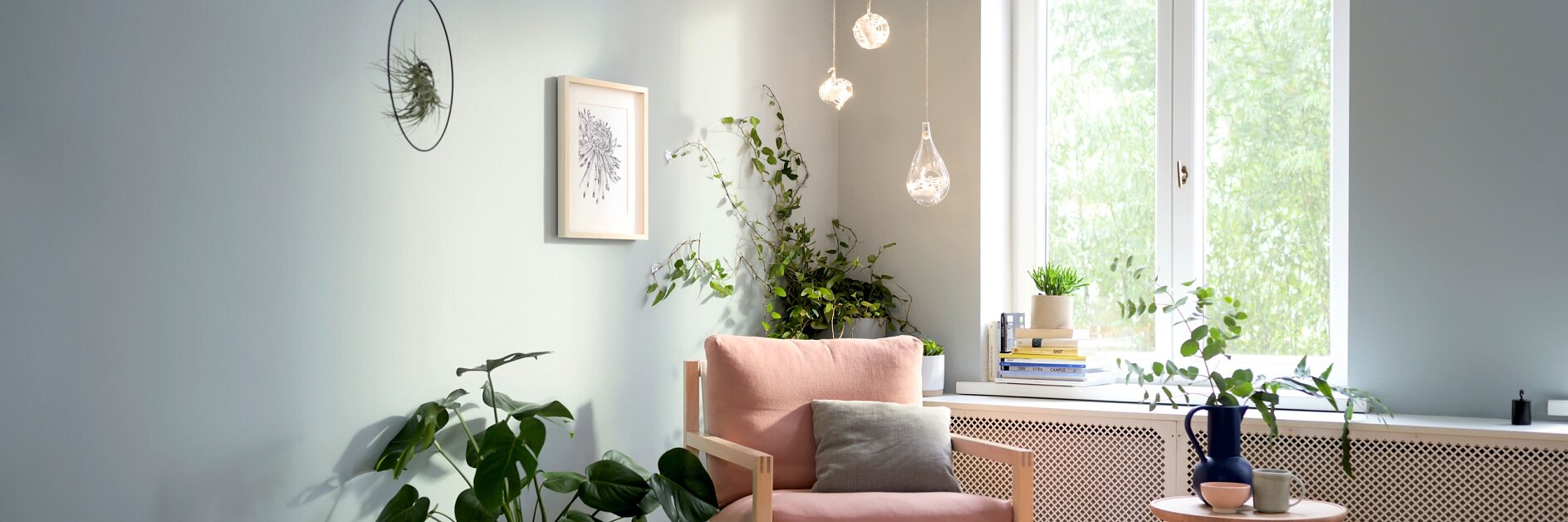 Wohnzimmer-Highlights – Teaser: Wohnzimmerecke mit Sessel, Pflanzen, Licht