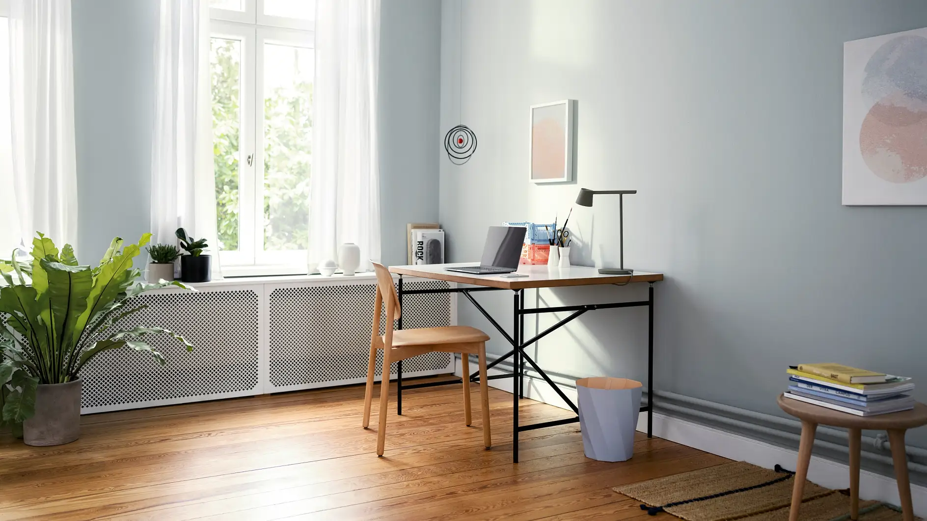 Home-Office-Lösungen - Teaser: Ein Schreibtisch steht an einer Wand mit Utensilien-Wandgitter.