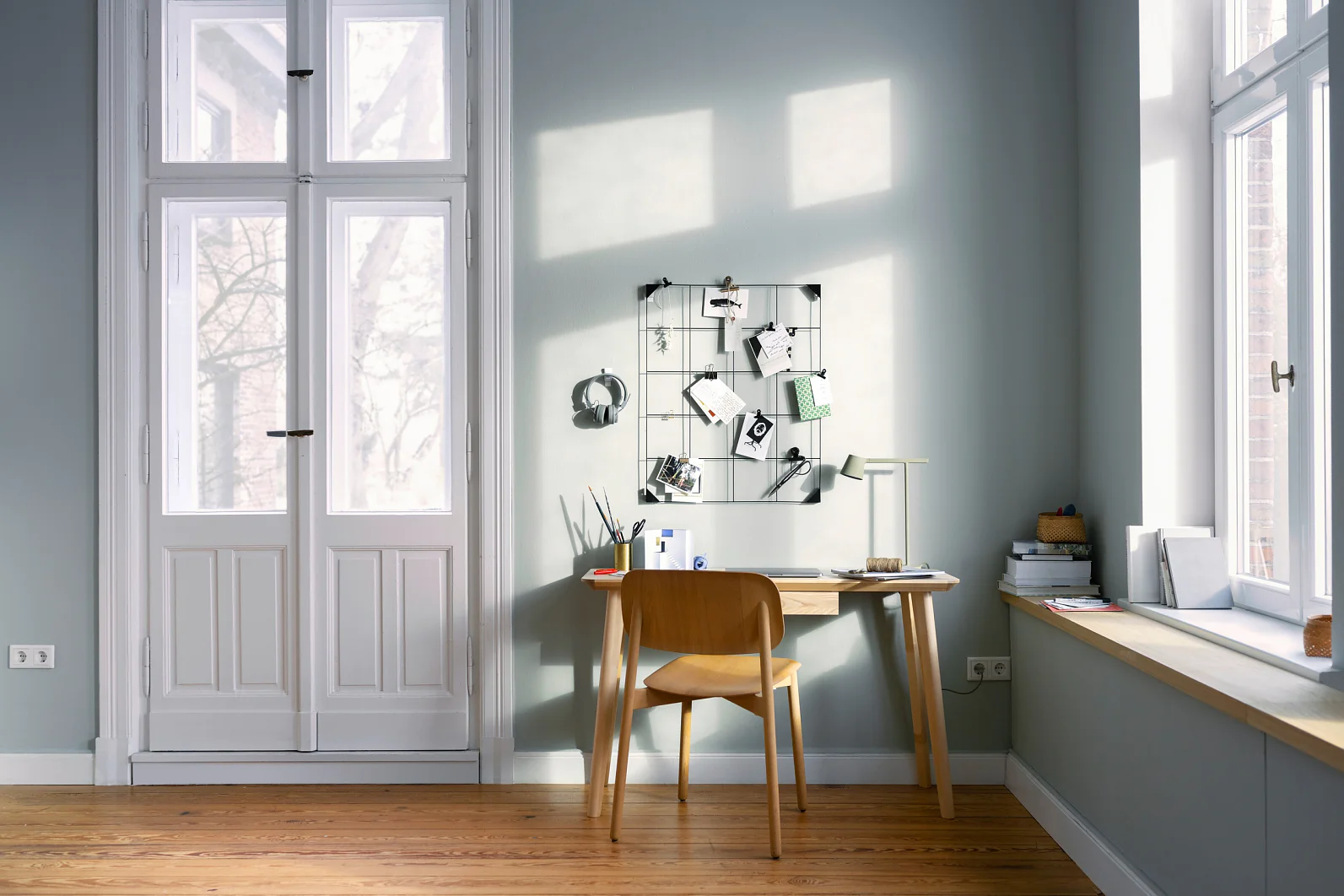 Home-Office-Lösungen - Teaser: Ein Schreibtisch steht an einer Wand mit Utensilien-Wandgitter.