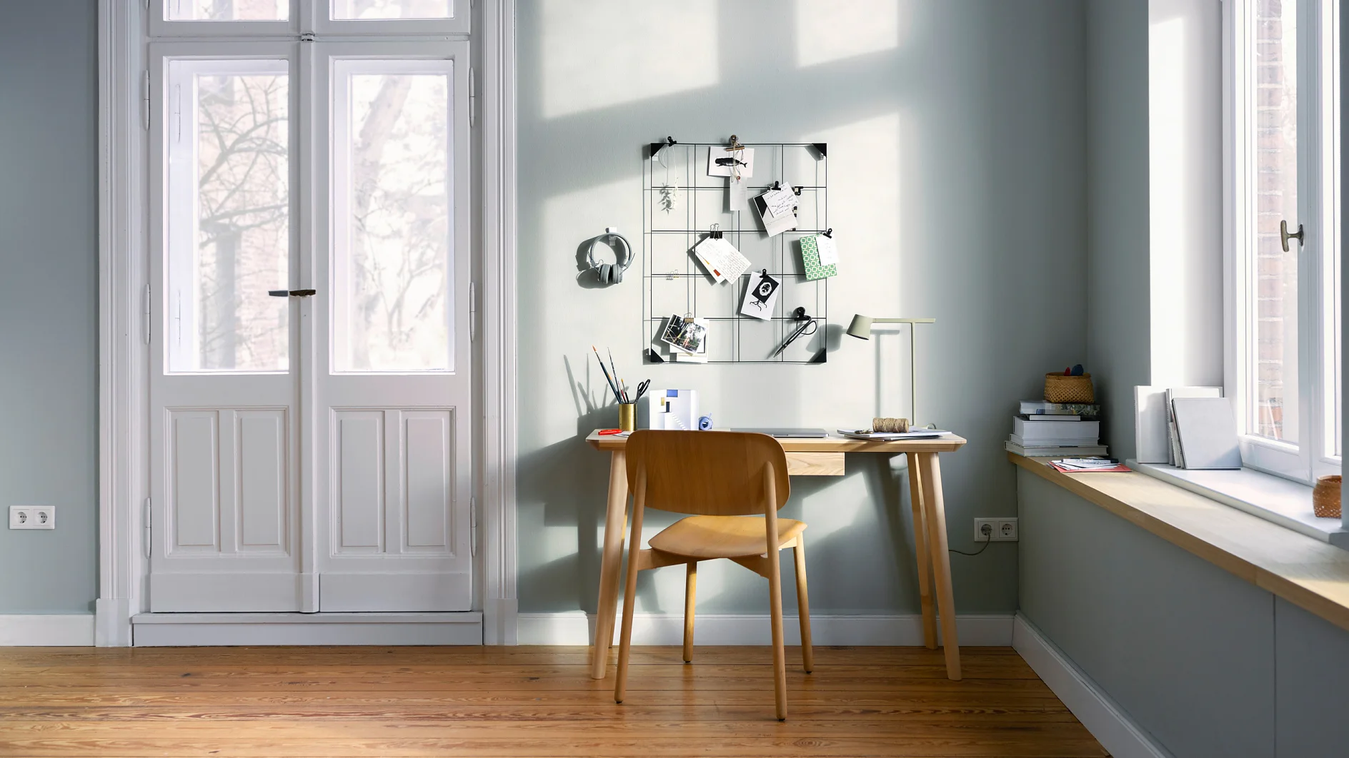 Home-Office-Lösungen - Teaser: Ein Schreibtisch steht an einer Wand mit Utensilien-Wandgitter.